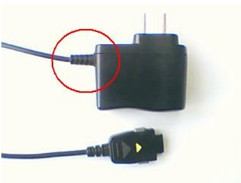 从交流适配器到手机之间的连线